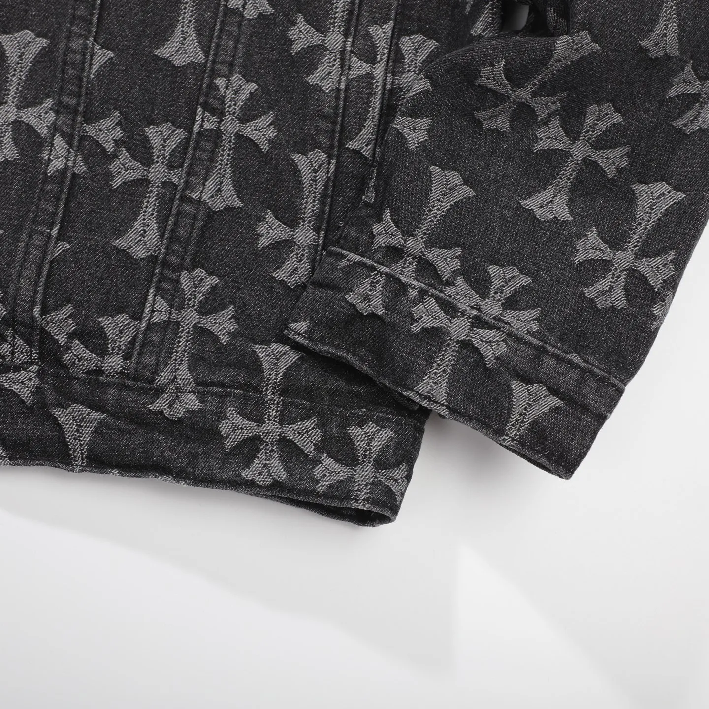 P260 [Black] Chrome Hearts double-sided heavy denim jacket with LOGO jacquard and dark flowers printed all over. The same style as the Internet celebrity star. The cross-printed denim jacket has a unique cross design element and all-over printing, which is full of design. It is made of 100% denim cotton fabric with heavy coarse yarn count, which ensures a stiff and tough silhouette while being soft, comfortable and breathable. The lapel is designed with silver buttons and is full of texture. The classic white cross logo is all over the dress, making it a perfect versatile style for spring and summer! Customized jacquard fabric, you can wear it in various styles. This gender-neutral shirt is a must-have for nightclubs. It can be worn as a jacket for both men and women. It can be easily worn by both men and women! The original loose version is made of high-quality pure cotton fabrics. The fabric pattern is high-definition and delicate without burrs. It is comfortable and breathable to wear. All the buttons are molded and customized. It is casual and fashionable and can be matched with any bottoms. It can be windproof and sunproof in spring and summer. It can be worn outside in autumn and winter! Easily concave shape makes you look slimmer and taller, perfect for both men and women! Style number: Color: Black Size: S M L XL